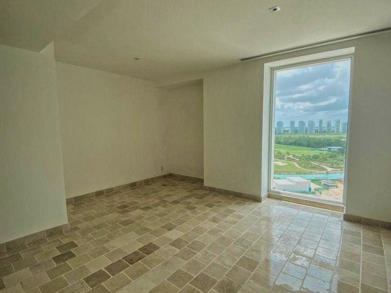 Spacious apartment for sale in Puerto Cancun 4